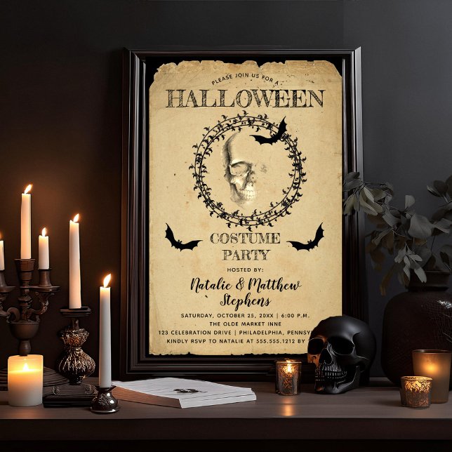 Convite Skeleton Bat Wreath Festa de Figurino do Halloween (Creepy, Scary Skull and Bats Halloween Adult Costume Party Invitation)