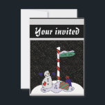 Convite Snowman e Polo Norte -<br><div class="desc">O boneco de neve está vestido com luvas e botões azuis. O boneco de neve está ao lado de um polo branco e vermelho com uma placa verde que diz "Polo Norte". Os presentes estão ao lado do polo. A neve branca está deitada no chão. Estes convites são uma forma...</div>