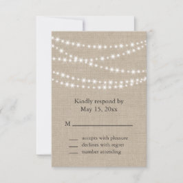 Convite Sob Luzes Brilhantes em RSVP Burlap