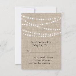 Convite Sob Luzes Brilhantes em RSVP Burlap