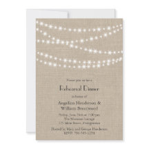 Sob luzes da cintilação no jantar de ensaio de