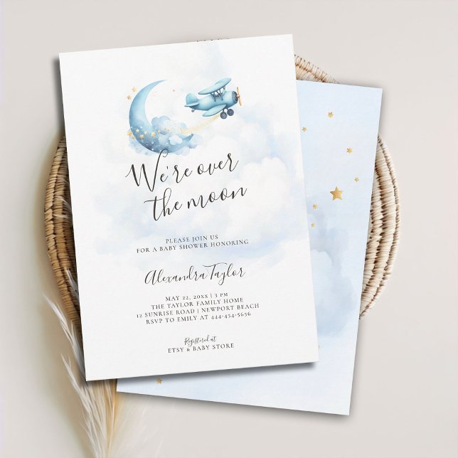 Convite Sobre a Lua Azul Nuvens Avião Menino Chá (over the moon baby boy shower invitation airplane blue clouds gold stars watercolor cute sweet toy)