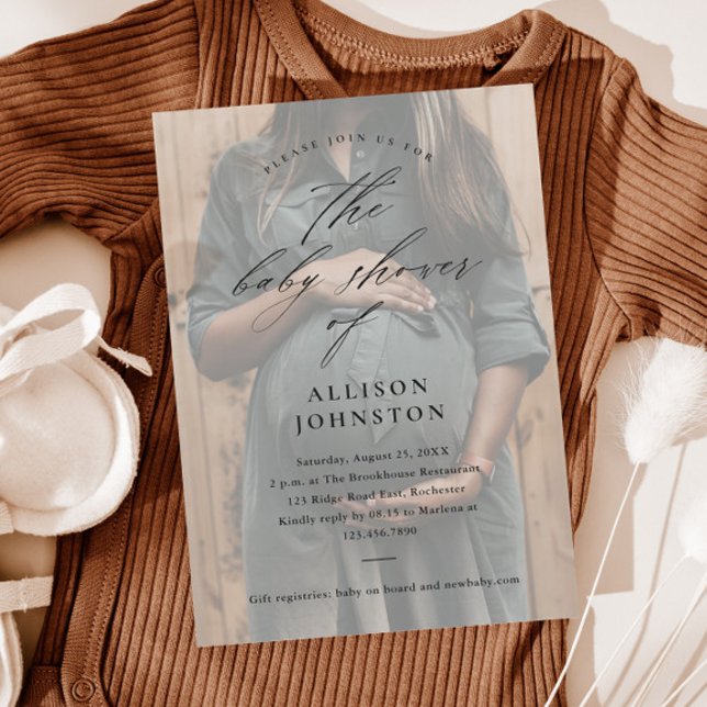 Convite Sobreposição de Foto com Letra Elegante para Chá d (Elegant script photo overlay baby shower invitations.)