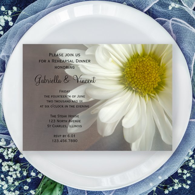 Convite Soft White Daisy Wedding Rehearsal Dinner (Criador carregado)