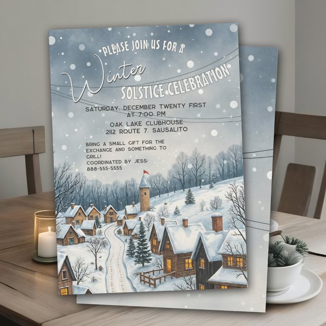 Convite Solstício de Inverno Encantadora Aldeia Nevada Fes (Winter Solstice party invitation with charming snowy village scene for cozy holiday celebration.)