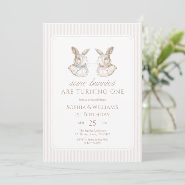 Convite Some Bunnies Are Turning One siblings Birthday (Em pé/Frente)