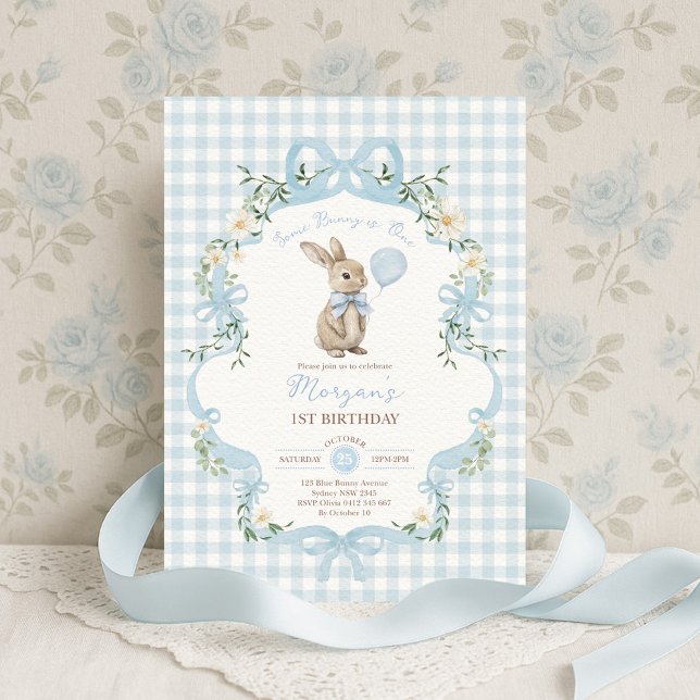 Convite Some Bunny is One Blue Bow Gingham 1st Birthday (Criador carregado)