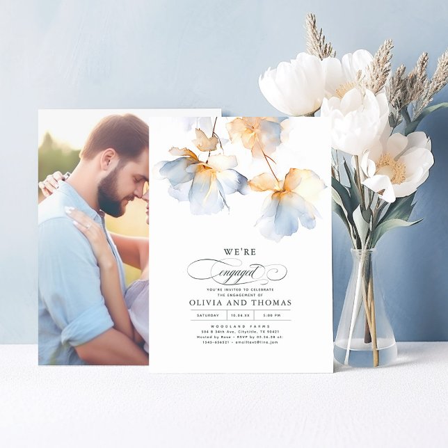 Convite Somos a Foto de Festa de noivado Azul Enganada (Dusty Blue Flowers Engagement Party Invitations "We're Engaged")
