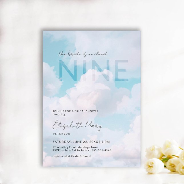 Convite Sonhador no Chá de panela Elegante Moderno da Nuve (the bride is on cloud 9 bridal shower invitation dreamy romantic pastel blue clouds sky modern chic)