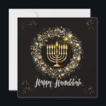 Convite Sparkle Menorah Hanukkah<br><div class="desc">Design de Hanukkah com uma menorah dourada e brilhos de prata e ouro em fundo preto.</div>
