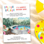 Convite Splash Splash Birthday Bash Kids Water Party<br><div class="desc">Splish Splash aniversário de criança - perfeito para splash pad, parque aquático, brecha ou qualquer tema de festas d'água para crianças de qualquer idade. Design de cor d'água colorida com letras viscosas e piscina de natação com infláveis divertidos. Modelo de convite fácil de usar e adequado para a festa de...</div>