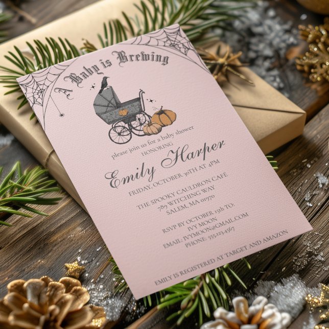 Convite Spooky Baby está criando Chá de fraldas gótico (Halloween Baby Shower A Baby Is Brewing Invite. Hand Drawn Victorian Baby Carriage, Pumpkins, Webs.)