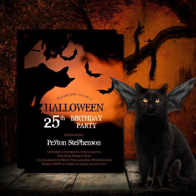 Convite Spooky Cat | 25 de Bats Halloween (Spooky black cat and bats against an orange sky Halloween 25th Birthday Party Invitation)