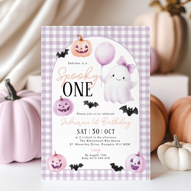 Convite Spooky, um primeiro aniversario roxo de Halloween (Spooky One! Purple Gingham Halloween 1st Birthday invitation with cute pumpkin, ghosts and bat. )