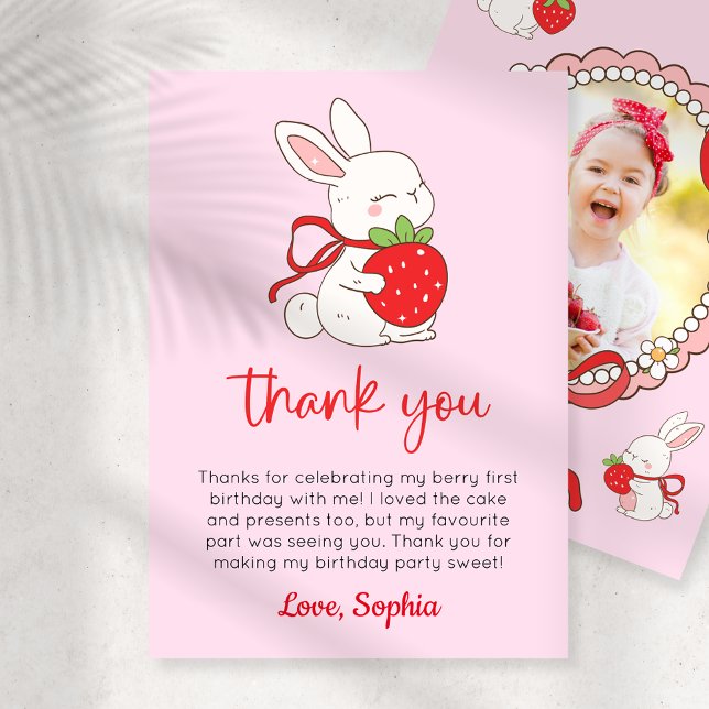 Convite Strawberry Bunny 1st Birthday Photo Thank You Card (Criador carregado)