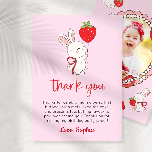 Convite Strawberry Bunny Birthday Photo Thank You Card (Criador carregado)