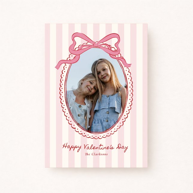 Convite Striped Bright Pink Bow Valentine’s Day Photo Card (Criador carregado)