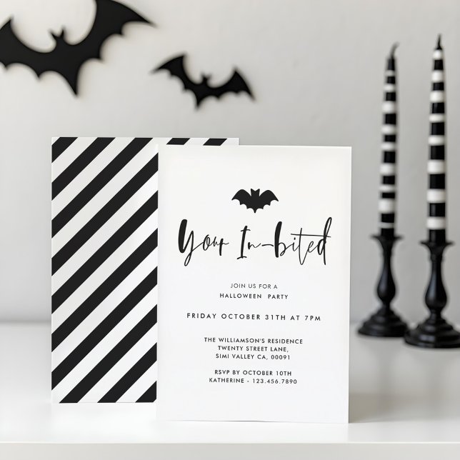 Convite Sua festa mínima de Dia das Bruxas em preto (Your In-Bited Black Bat Minimal Halloween Party Invitation)