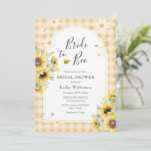 Convite Sunflower Yellow Gingham Bride para Bebida Bridal (Em pé/Frente)