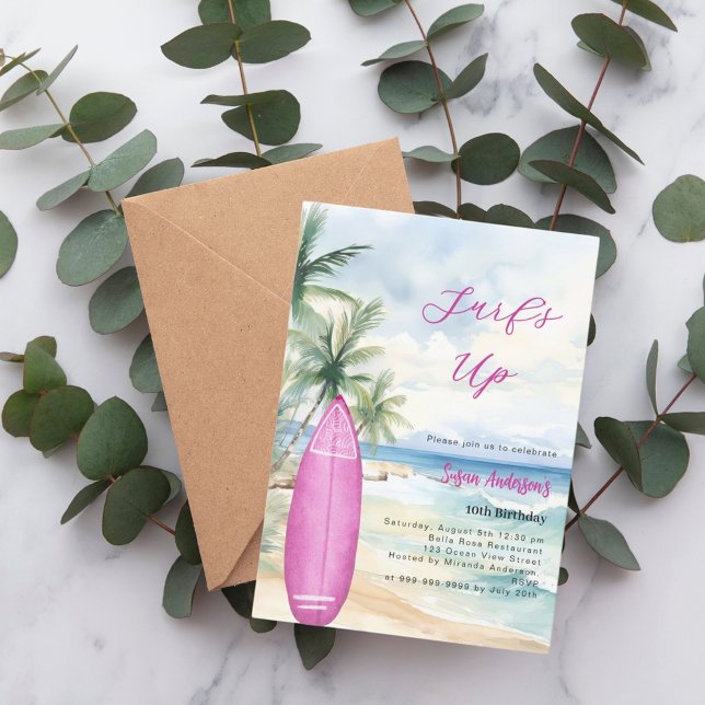 Convite Surf de surfboard cor-de-rosa na praia (Criador carregado)