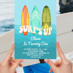 Convite Surfs Up Surfboard Kids primeiro aniversario<br><div class="desc">Crie seu convite de festas primeiro aniversario! Personalize esta design com seu próprio texto. Você pode personalizar ainda mais este design selecionando o link "personalizar mais",  se desejar.</div>