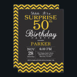 Convite Surpresa 50.º aniversário Chevron preto e amarelo<br><div class="desc">Surpreenda 50º Convite de aniversário com Chevron Preto e Amarelo. Chalkboard. Aniversário Adulto. Convidam o Homem ou a Mulher Bday. Para mais personalização, clique no botão "Personalizar" e use nossa ferramenta de design para modificar este modelo.</div>