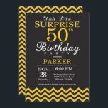 Convite Surpresa 50.º aniversário Chevron preto e amarelo<br><div class="desc">Surpreenda 50º Convite de aniversário com Chevron Preto e Amarelo. Chalkboard. Aniversário Adulto. Convidam o Homem ou a Mulher Bday. Para mais personalização,  clique no botão "Personalizar" e use nossa ferramenta de design para modificar este modelo.</div>