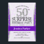 Convite Surpresa 50.º aniversário - Prata branca<br><div class="desc">Surpreenda o 50º Convite de aniversário Elegante do design em prata brilhante faux,  branco e roxo.</div>