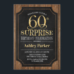 Convite Surpresa 60ª Festa de aniversário - Madeira Dourad<br><div class="desc">60º Convite à Celebração de Aniversário da Rustic Surprise. Design elegante em ouro brilhante preto e fino e padrão de madeira castanha escura. Apresenta uma fonte elegante de script. Envie-me uma mensagem se precisar de mais personalização.</div>