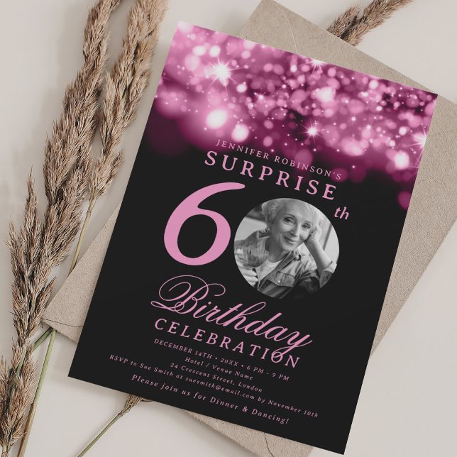 Convite SURPRESA 60º Aniversário Grelha de Meia-Noite Rosa (SURPRISE 60th Birthday Hot Pink Midnight Glam Invitation)