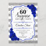 Convite Surpresa 60.º aniversário - Azul Real Branco Prate<br><div class="desc">Surpresa 60º Convite de Aniversário. Branco feminino,  design azul real com prata brilhante falso. Apresenta faixas,  rosas azuis safiras,  fonte de script e confetti. Perfeito para uma bolsa mensageifesta de aniversario elegante. Pode ser personalizado para mostrar qualquer idade. Envie-me uma mensagem se precisar de mais personalização.</div>