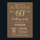 Convite Surpresa 60.º Aniversário Marrom e Dourada Brilhan<br><div class="desc">Surpreenda 60º Convite de Aniversário com Fundo Castanho e Dourado. Chalkboard. Aniversário Adulto. Homens ou Mulheres no Dia Convidam. Qualquer idade. Para mais personalização,  clique no botão "Personalizar" e use nossa ferramenta de design para modificar este modelo.</div>