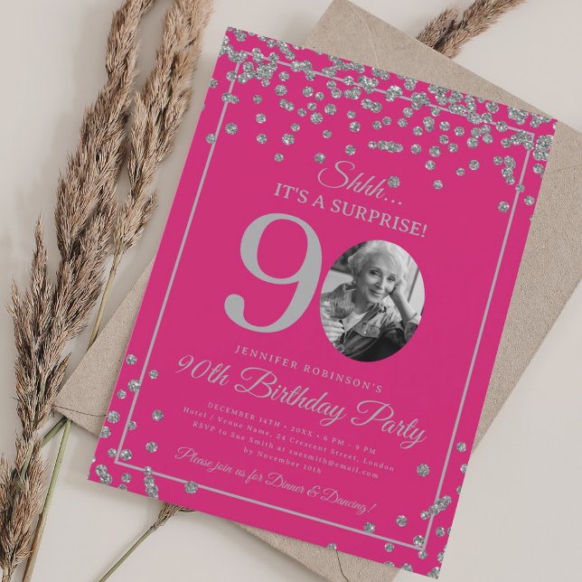 Convite SURPRESA Aniversário de 90 anos Confete Prateado R (SURPRISE 90th Birthday Silver Confetti Hot Pink Invitation)