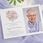 Convite Surpresa de 50ª Festa de aniversário de fotos do B<br><div class="desc">Um elegante buquê floral de aquarelas de flores de safra enfeita o topo deste convite de festas surpresa de 50 anos. As flores pastéis suaves são acentuadas com a arte moderna de linha. O nome do celebrante de aniversário é escrito em um roteiro moderno e simples. Há sinais de correspondência...</div>