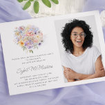 Convite Surpresa de Fotografia do Buquê Flor do aniversári<br><div class="desc">Um elegante buquê floral de aquarelas de flores de safra enfeita o topo deste convite de festas surpresa aniversário de 30 anos. As flores pastéis suaves são acentuadas com a arte moderna de linha. O nome do celebrante de aniversário é escrito em um roteiro moderno e simples. Há sinais de...</div>