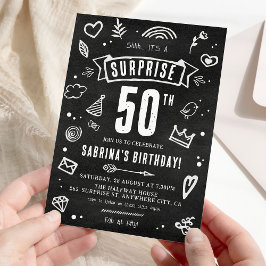 Convite Surpresa divertida de doodle em quadro-negro para