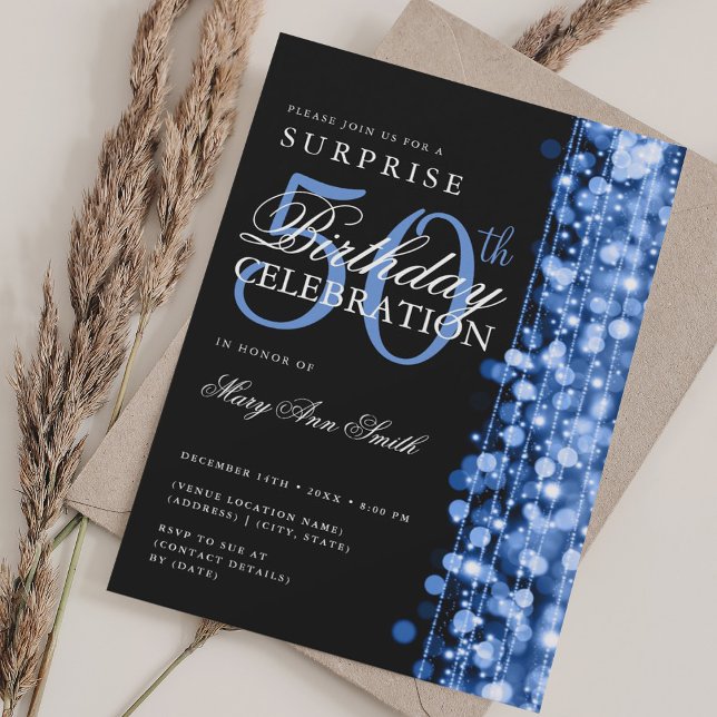 Convite Surpresa Elegante 50º aniversário Espalha Marinho  (Elegant Surprise 50th Birthday Sparkles Navy Blue Invitation)