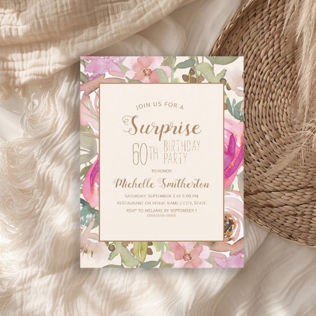 Convite Surpresa Floral Púrpura Suave, Rosa, 60º Aniversár (Pink watercolor floral and sage green leaves surprise 60th birthday party invitation)