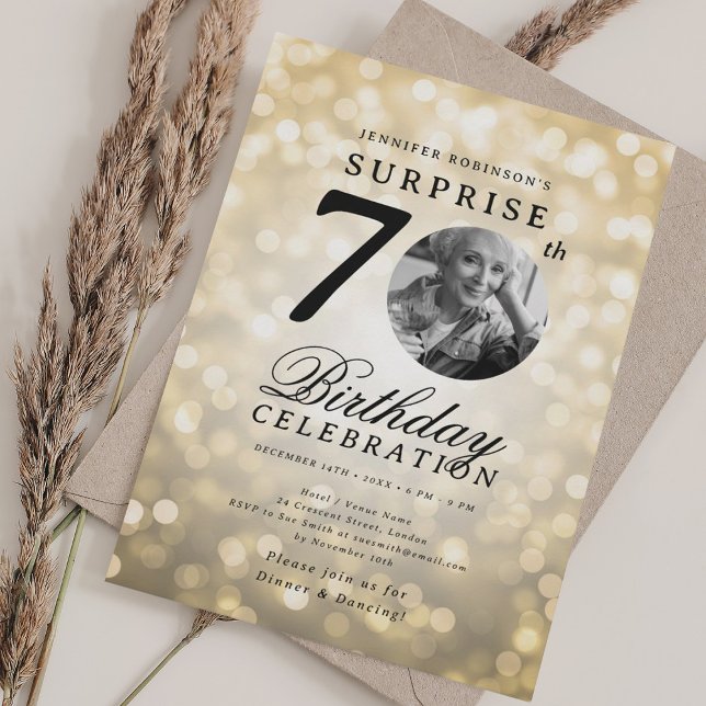 Convite SURPRISE Photo 70 Festa de aniversário Dourado Bok (SURPRISE Photo 70th Birthday Party Gold Bokeh Invitation)
