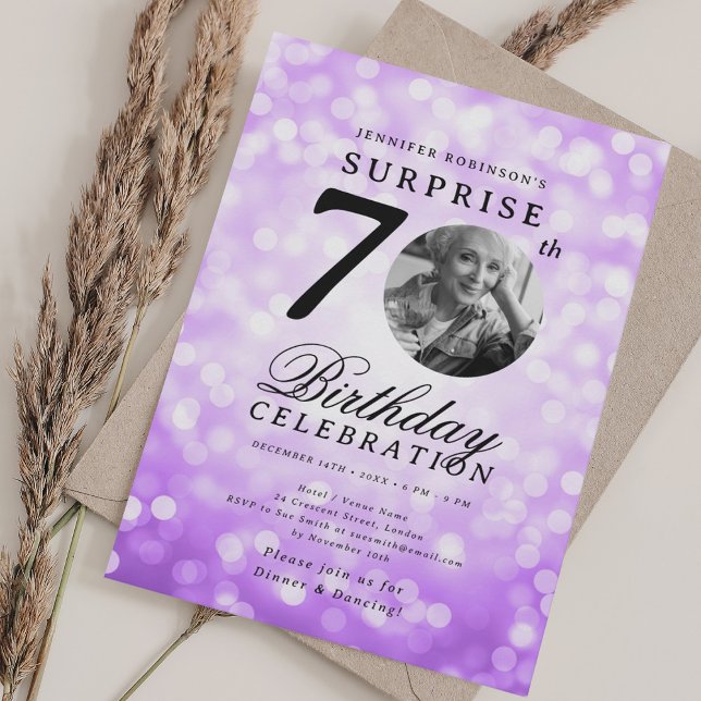 Convite SURPRISE Photo 70 Festa de aniversário Purple Boke (SURPRISE Photo 70th Birthday Party Purple Bokeh Invitation)