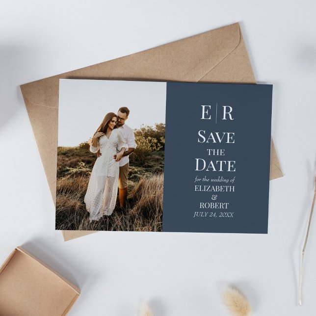 Convite Tabuleiro Azul Monograma Foto personalizada Salvar (Slate Blue Monogram Custom Photo Save the Date Invitation on neutral boho wedding table.)
