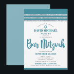 Convite Talit Azul Prata Bar Mitzvah Ousado Simples Modern<br><div class="desc">Orgulhe-se, regozije e mostre este marco do seu Bar Mitzvah favorito! Envie este convite legal, único, moderno e personalizado para um evento inesquecível. Tipografia em negrito e azul teal empoeirado, Estrela de Davi e um gráfico inspirado no tallit listrado com azul teal empoeirado e brilho prateado sobre um fundo branco...</div>