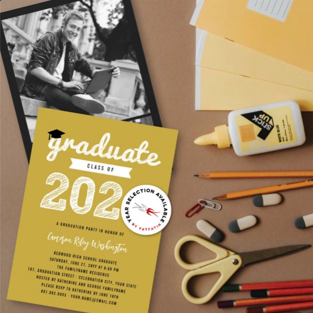 Convite Tampa de Gradução com Desenho Branco Turma de 2026 (2026 White Graduate Sketch On Gold (color is customizable) Graduation Party Invitation @ fatfatin)