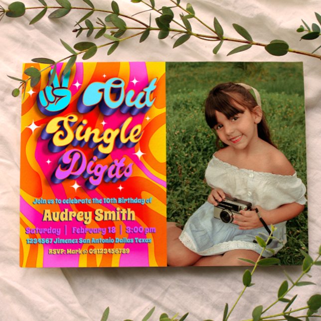 Convite Tchau, Dígitos Simples Estou com 10 e Foto (Peace Out Single Digits - Groovy Retro 10th Birthday Landscape Invitation with Photo)