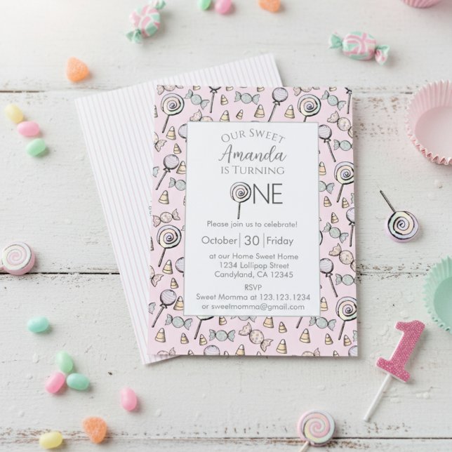 Convite Tema de Doce Pequeno Aniversário de 1 Ano (Cute Pink 1st Birthday Invitation Card for Baby Girl. Sweet One Candy Theme with Colorful Lollipop)