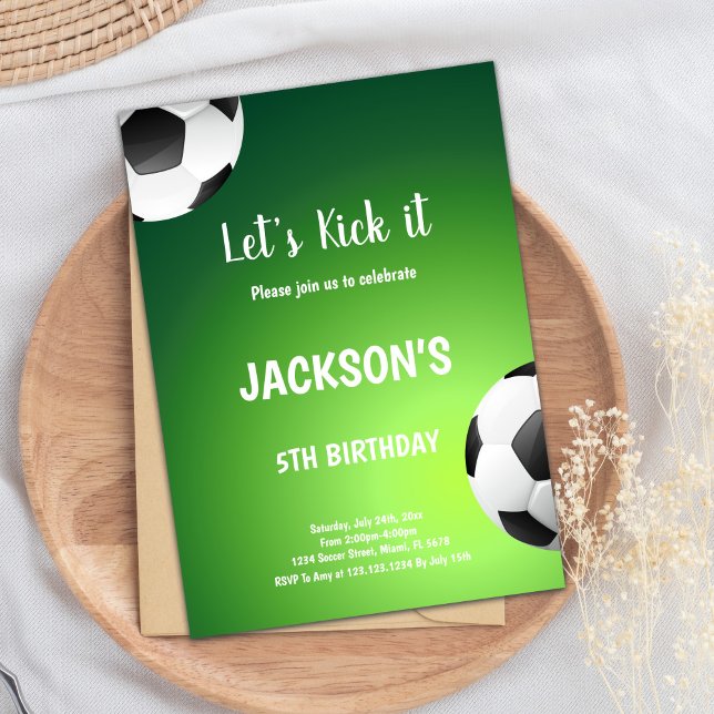 Convite Tema de Esportes de Fundo Verde (Let's Kick it Green Back Soccer Birthday Invitation)