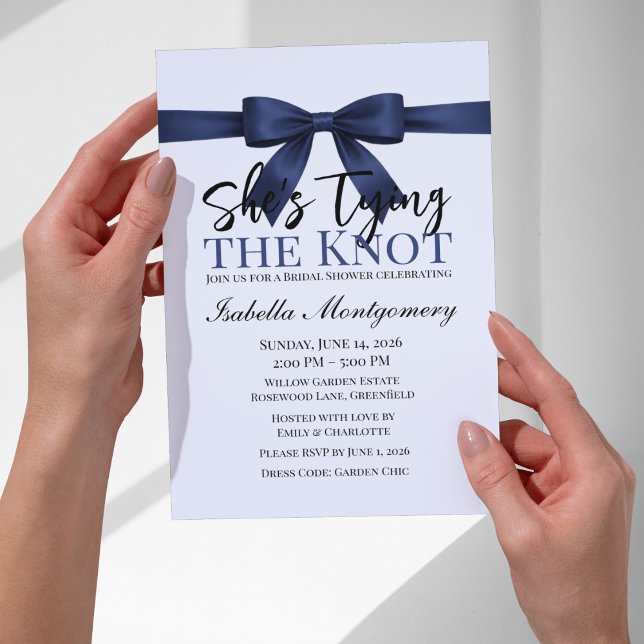 Convite Tema Ela Está Dando o Nó em Azul Naval (She’s Tying the Knot Theme Navy Blue Bow Invitation
)