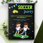 Convite Tema esportivo Kids Festa de aniversário de futebo<br><div class="desc">Convide seus hóspedes com este convite de aniversário legal com dois garotos bonitos jogando futebol contra um fundo de quadro. Basta adicionar os detalhes do seu evento neste modelo fácil de usar para torná-lo um convite de tipo único. Sacudir a carta para revelar uma bela textura de grama verde na...</div>