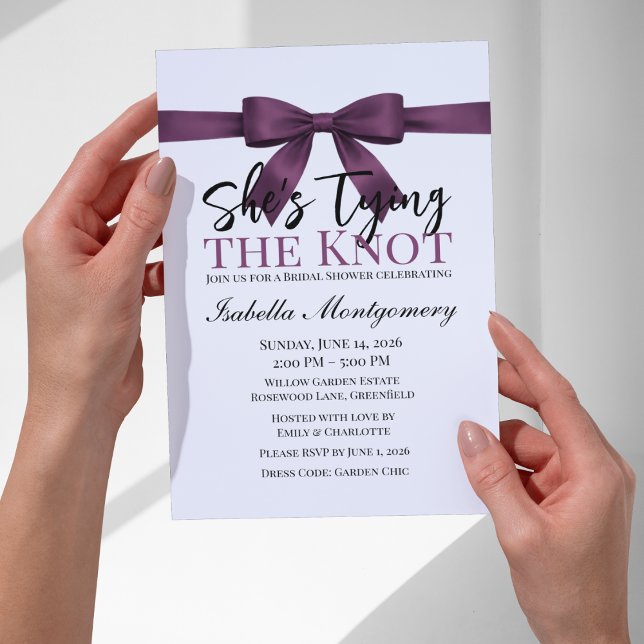 Convite Tema Nós Estamos Amarrando o Laço Roxo (She’s Tying the Knot Theme Plum Bow Invitation
)