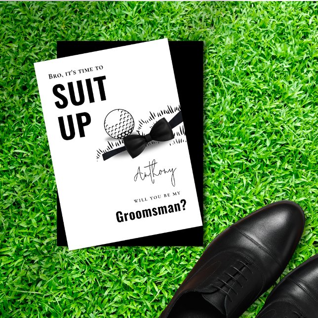 Convite Terno Simples Preto e Branco para Padrinho de Golf (Simple Black & White Tuxedo Suit Up Golf Groomsman Invitation)
